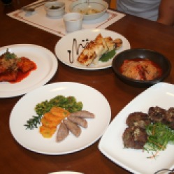 Jeon frittelle di tre colori diversi di zucca, verdura e fagioli rossi (Buccumi) e Dduck galbi frittelle di carne.