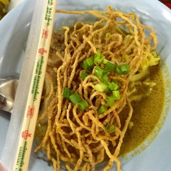 Noodles fritti con Curry e pollo